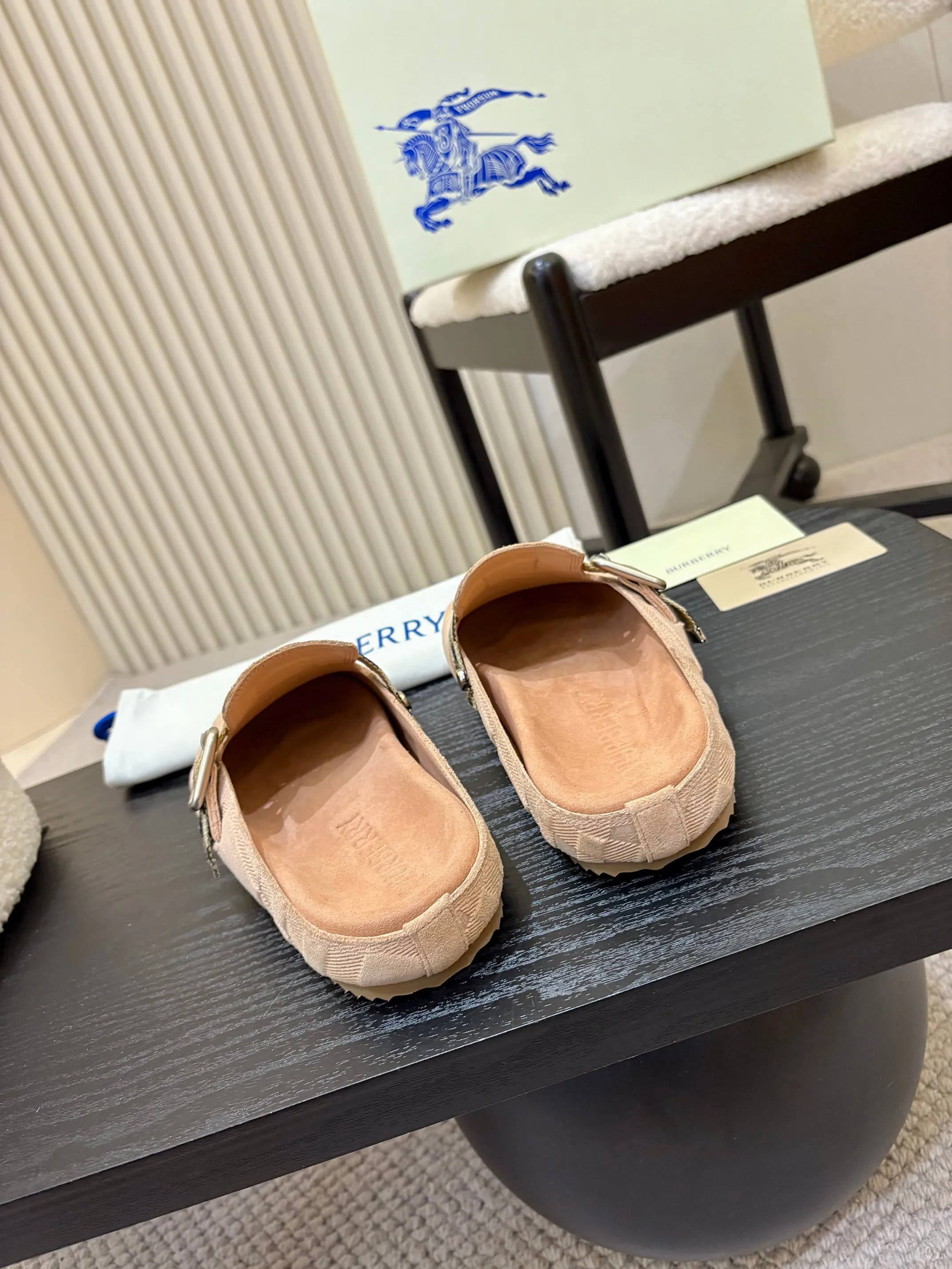 Men's Men's Shoes💰580 Burberry2025's hot-selling Birkenstock slippers are released, made of soft suede fabric and refined in Italian workshops. Featuring an embossed plaid pattern and an embossed sole embellished with the archive brand's logo. Features an adjustable B-shaped buckle strap and is embellished with the signature sand-colored Burberry check in jacquard worsted.   ✅Fabric: suede ✅Lining: silk cowhide ✅Outsole: TPU ✅Color: black, brown, pink, apricot 4 colors available ✅Code number: 35-45 for men and women (35, 45 customized)
